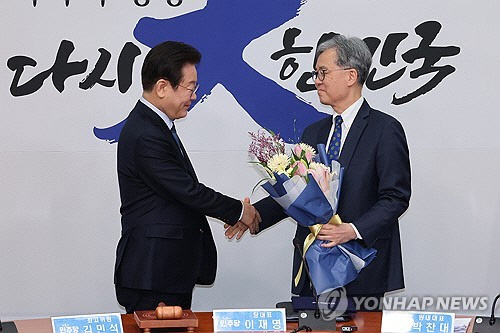 이재명 더불어민주당 대표가 7일 국회에서 김현종 전 대통령 외교안보특별보좌관에게 당대표 외교안보보좌관 임명장을 수여하고 있다.  [연합뉴스]